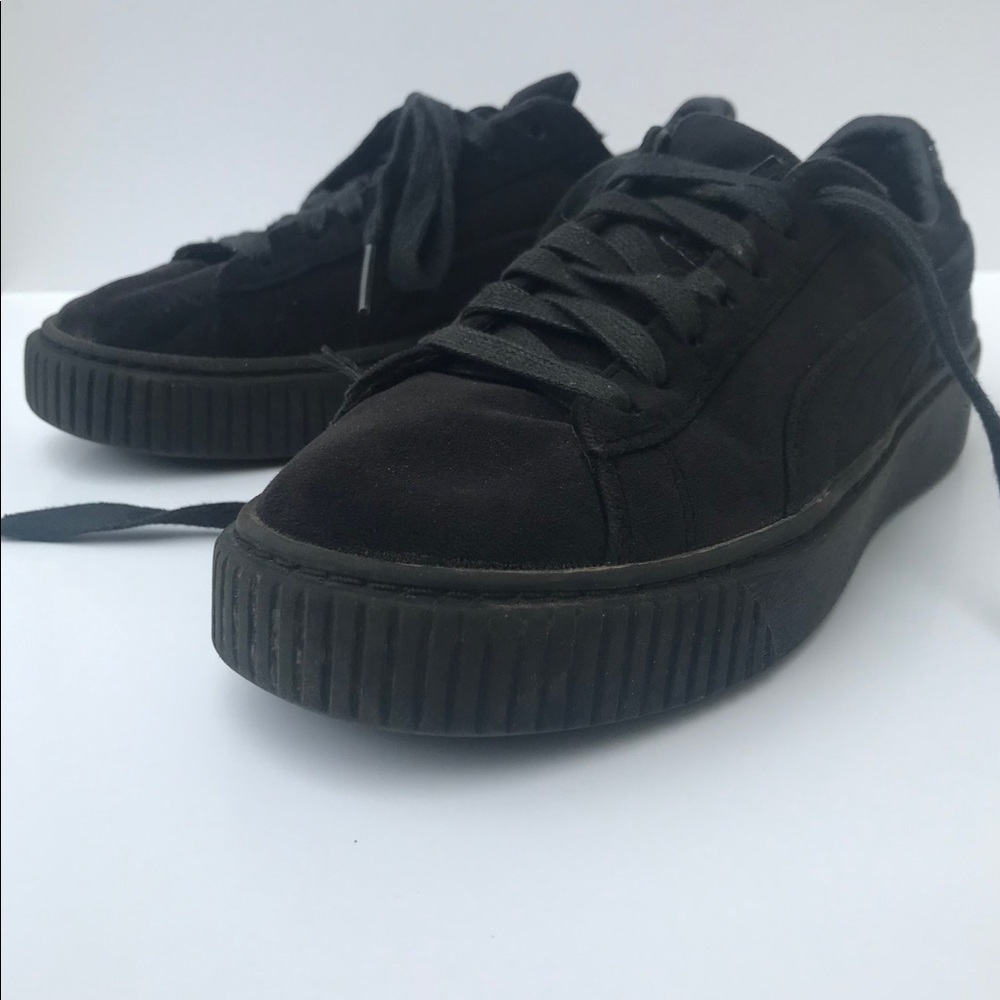 These are pumas size 6 1/2 and are velvet material